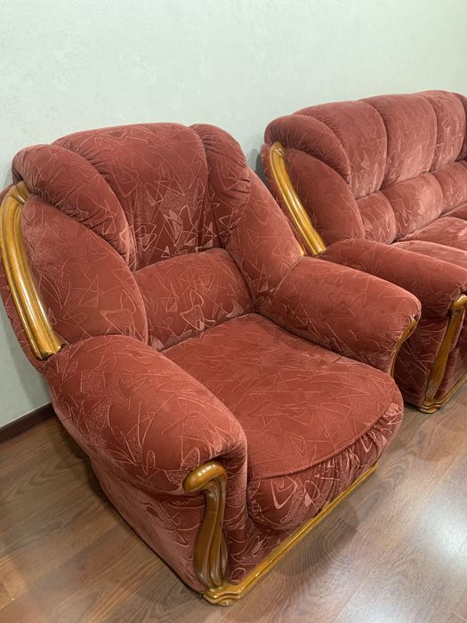 Продам недорого диван и два кресла