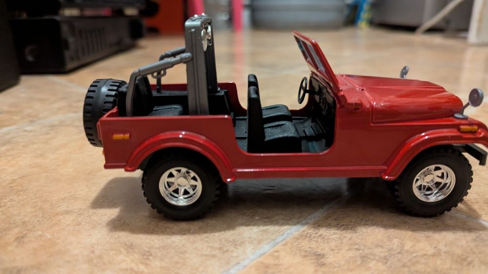 Macheta Jeep CJ-7 1:24
