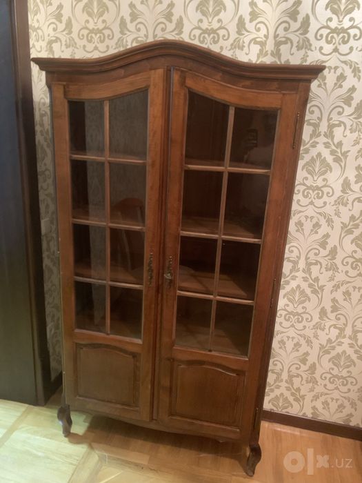 румынский книжный шкаф