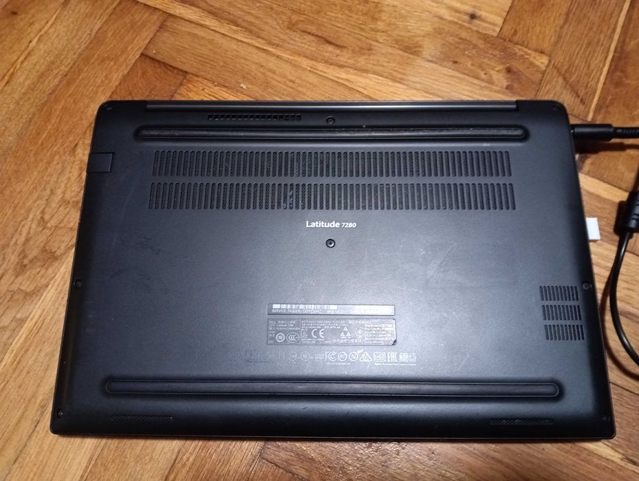 Продавам отличен Dell Latitude 7280 13" бизнес лаптоп с touch screen 8гб рам, 256гб ssd хард, i5 10th gen CPU, отлична батерия