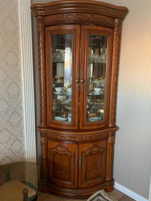 Продам угловую витрину для гостинной