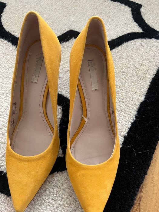 Велурени обувки в жълт цвят