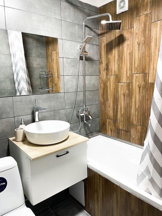 Красиво клеем кафель