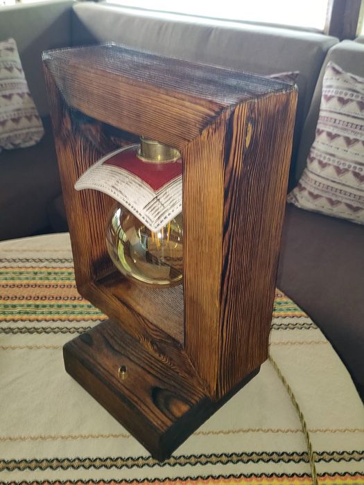 Дизайнерска настолна лампа.