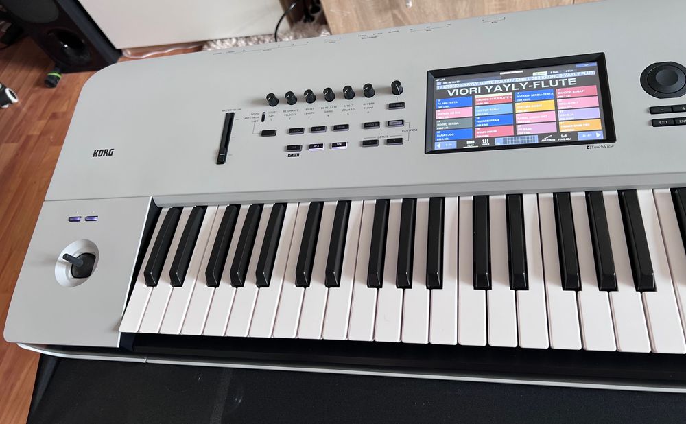 Korg Nautilus 61 AT Aftertouch Grey Limited Edition + Husă | Ca Nou | Schimb Roland FR7 / FR7X / FR8X