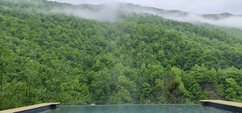 Inchiriez cabana cu Spa la munte pe malul lacului Tarnita