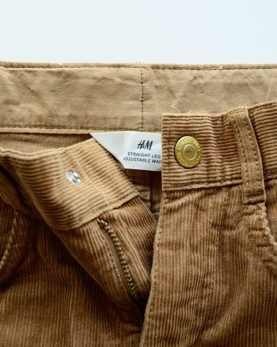 Панталон за момче H&M, тип джинси, кадифена материя. Подходящ за есен-пролет. Размер 140