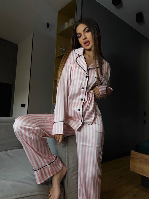 Копринена пижама в стил VS