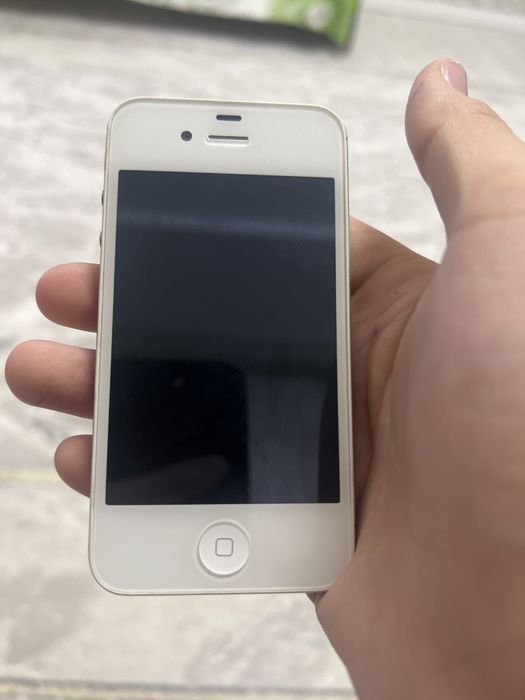 Продам не рабочий iphone 4s на запчасти