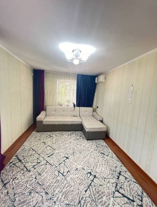 В центре Янгийуле 2 комнатная квартира продаётся