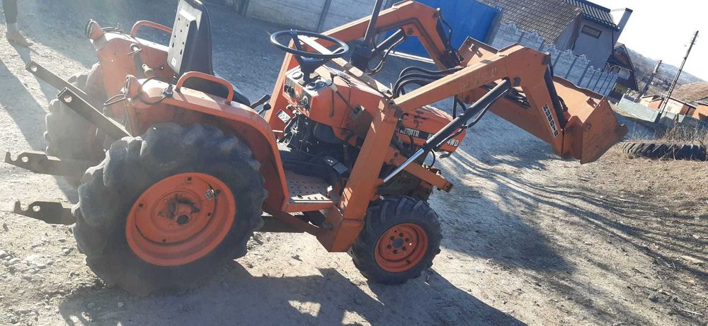 Tractor kubuta cu încărcător frontal