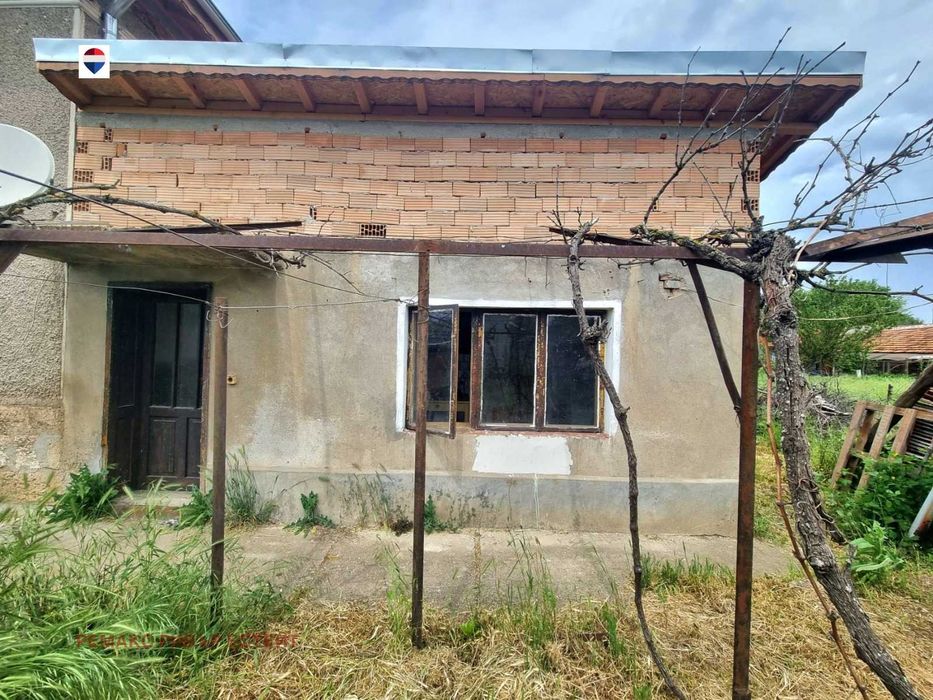 Селска къща за продажба в с. Червена вода