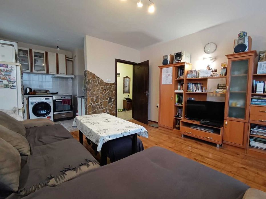 Двустаен апартамент в кв. Колю Фичето