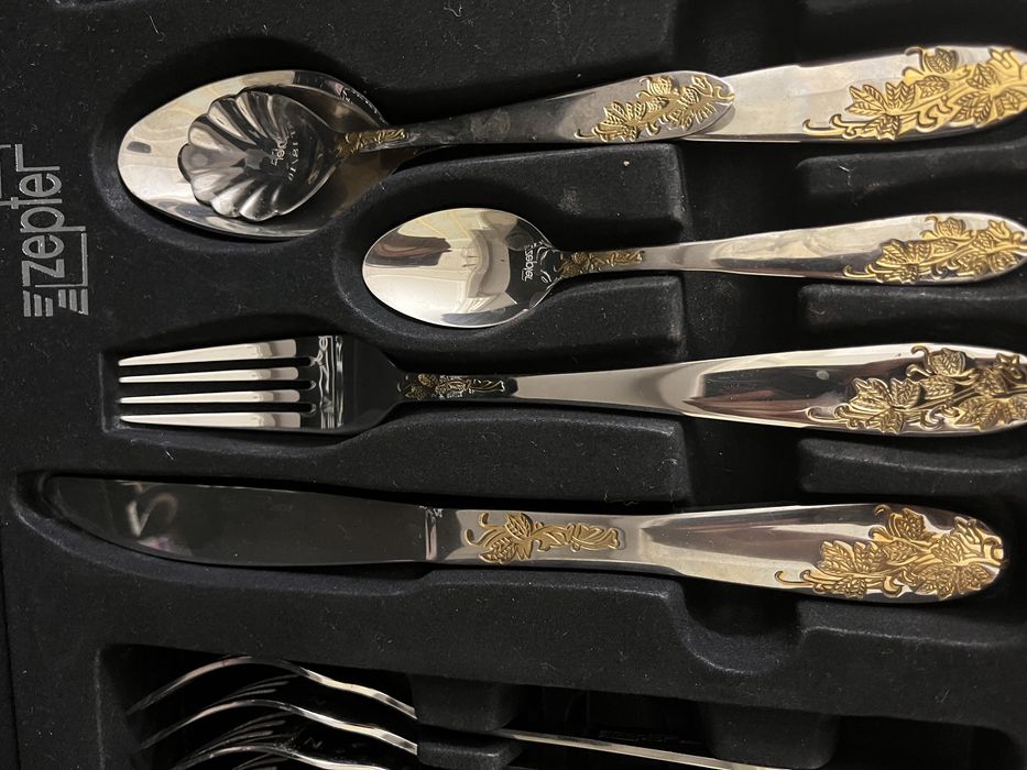 Набор столовых приборов, ложки, вилки, ножи