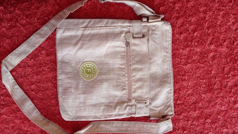 Бяла текстилна  спортна чанта