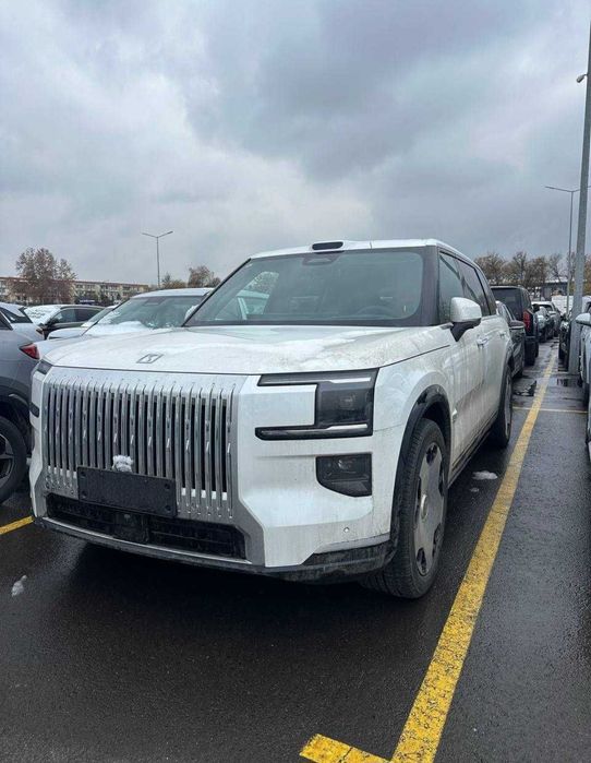 **Zeekr 9x ultra oq salonda