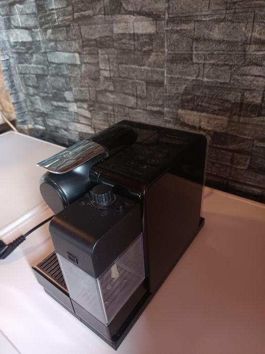 Кафемашина с капсули Nespresso Lattissima Touch EN560