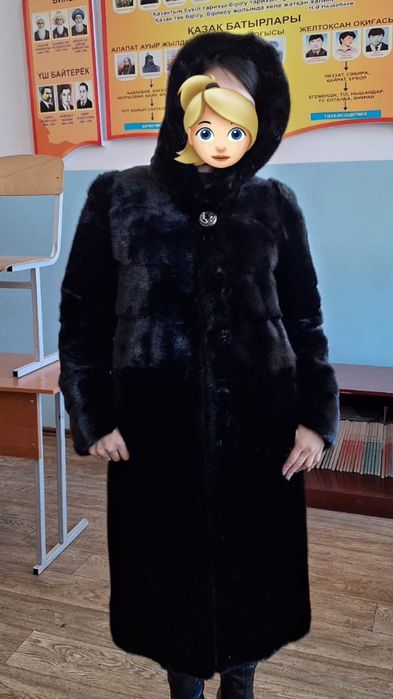 Норкавая шуба с капюшоном.