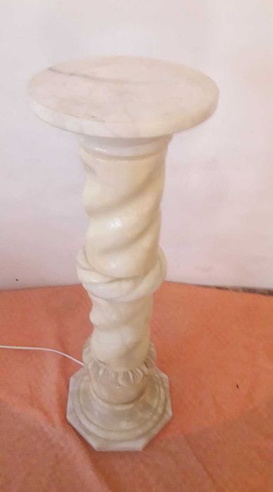 Pedestal din marmura alabastru