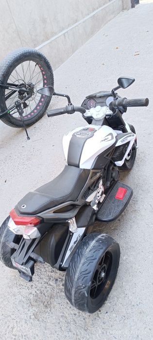 Детский матоцыкал на зарядке