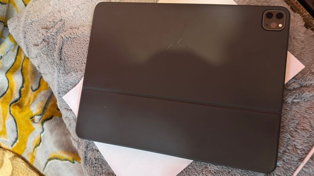 iPad Pro 12.9” (4th Gen) 256GB + Magic Keyboard – Отлично състояние