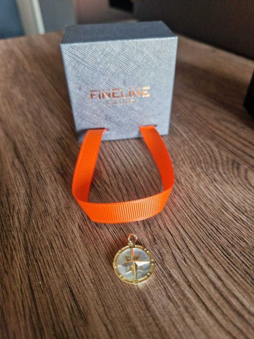 Стилен Медальон “Компас” – Подаръчна Кутия от Fineline Jewellery