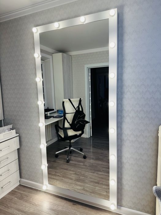 Продается зеркало с подсветкой