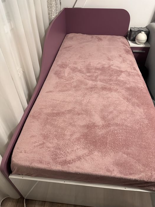 легла 90/200-с матрак 80/190/матрака е вкл.в цената и две нощни шкафче