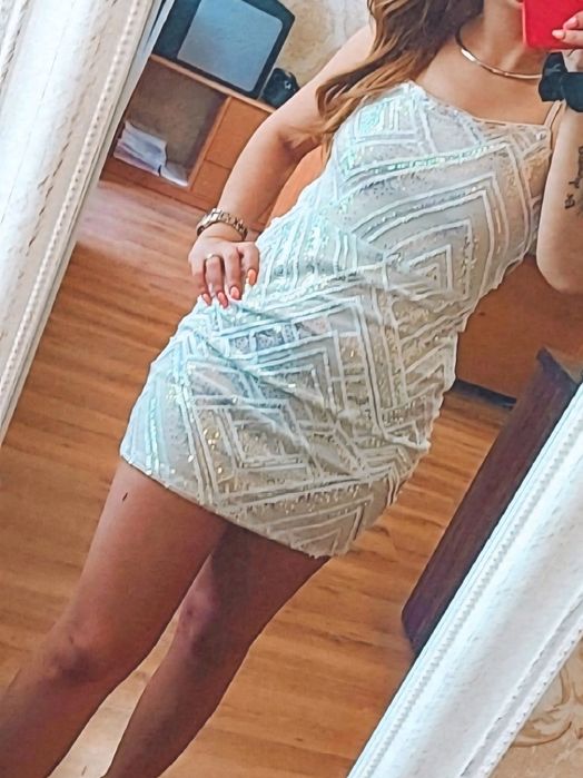 Къса рокля с гол гръб