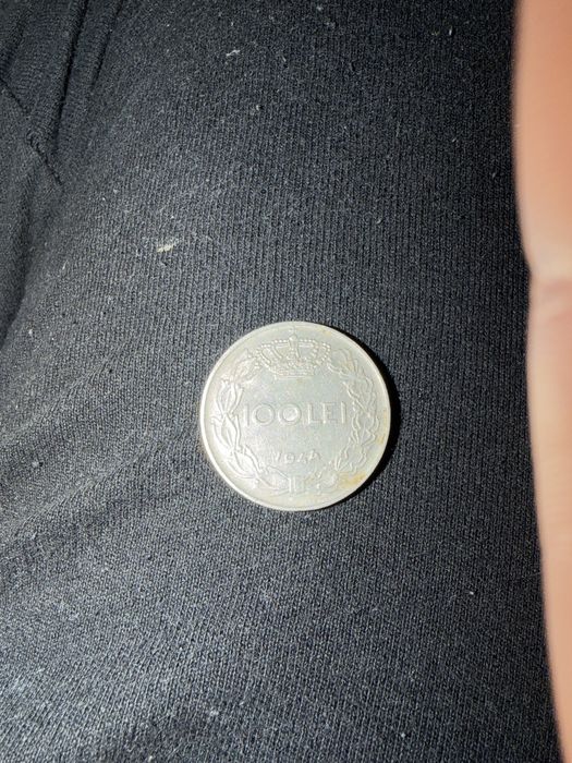 Moneda din 1944 de 100 de lei vecie.
