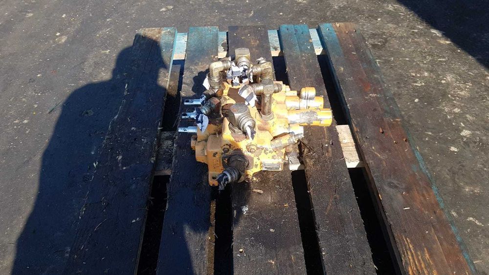 Distribuitor hidraulic fata buldoexcavator Case 580 K