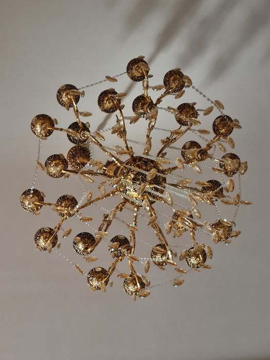 Продаётся 24 рожковая хрустальная люстра в классическом стиле.