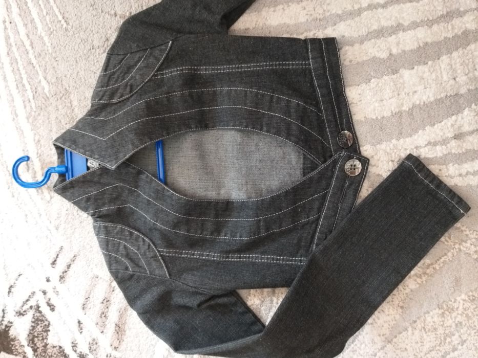 Дамско късо яке до под бюста.