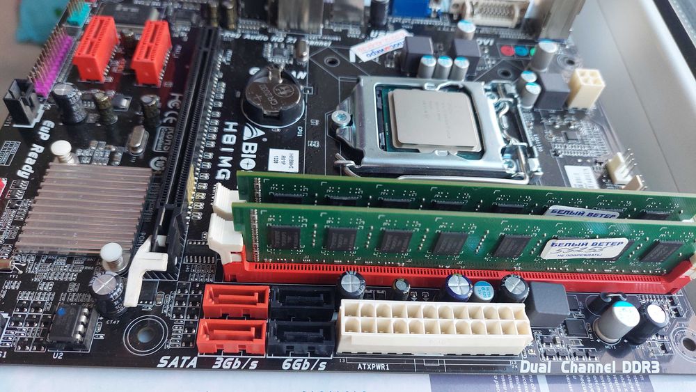 Материнскся плата в сборе