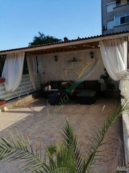 Чудесен тристаен апартамент във фамилна сграда