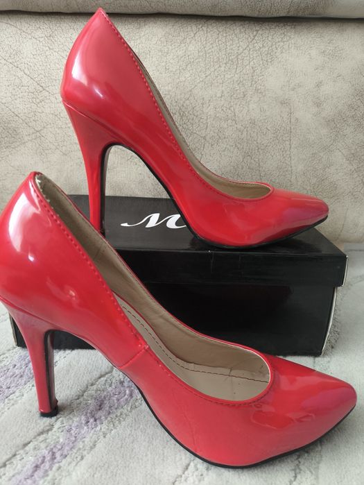 Червени лачени токчета