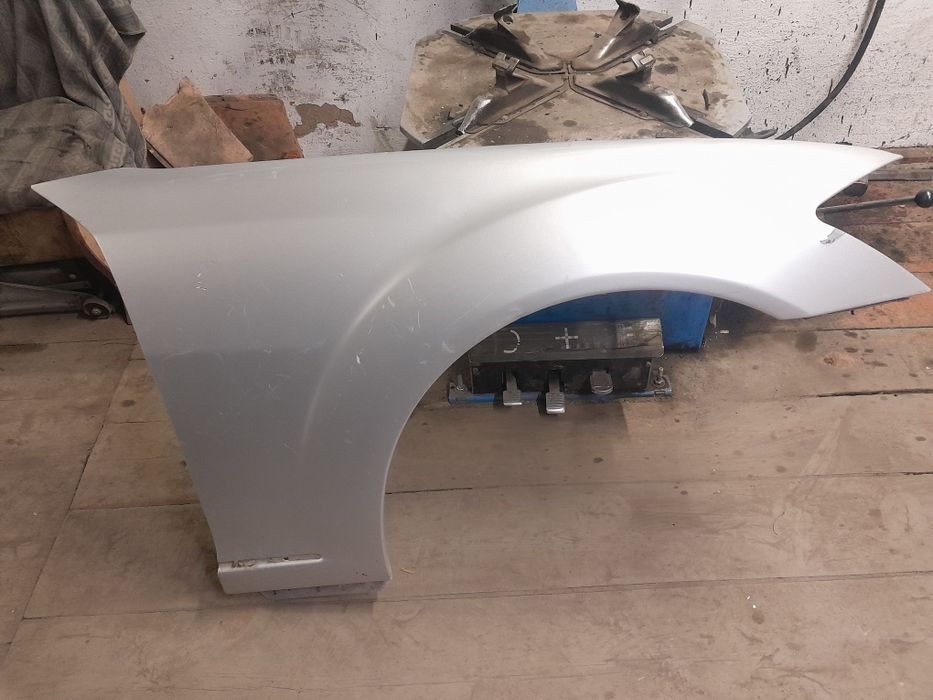 Продам оригинальное крыло на мерседес 221 S class