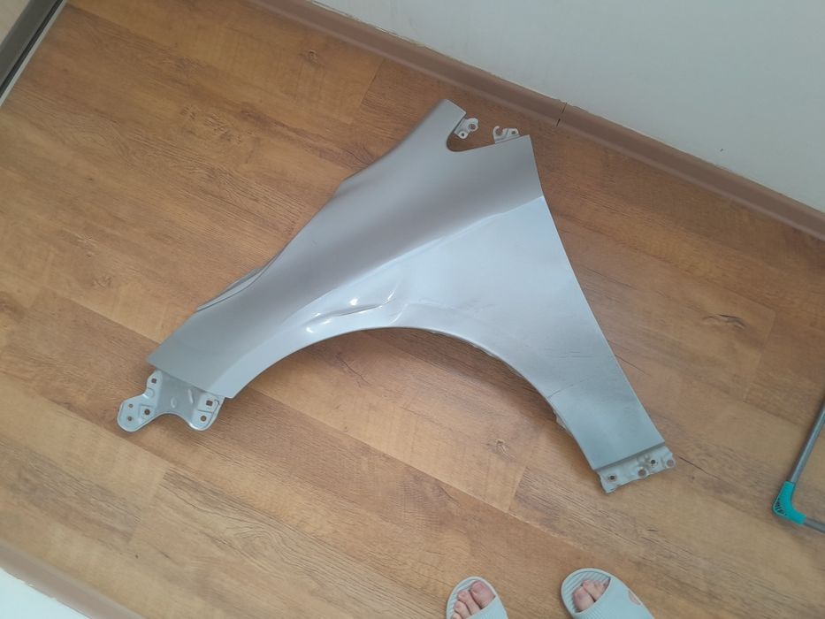 Продам крыло  Toyota corolla E210