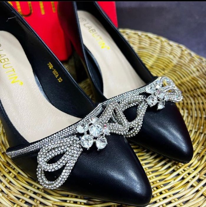 Туфли совсем новые. Чёрного цвета