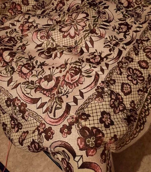 Продаются: 2 новых гобеленовых покрывала.