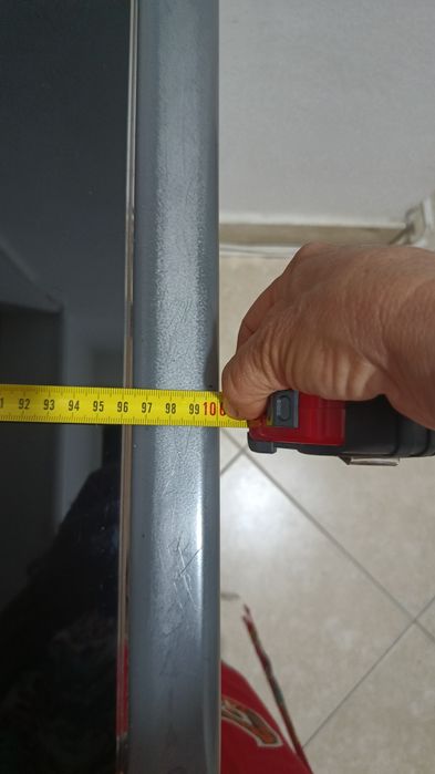 Birou de studiu din sticlă neagră cu bare metalice argintii