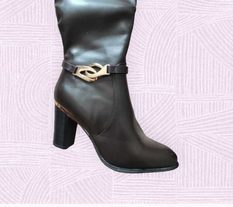 Нови дамски обувки ботуши