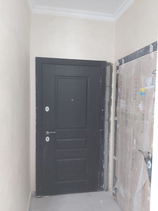 Установка входных дверей.