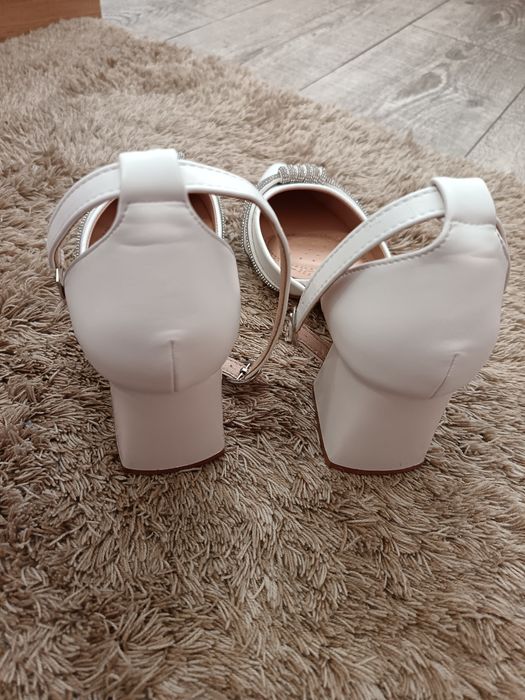 Pantofii de mireasă