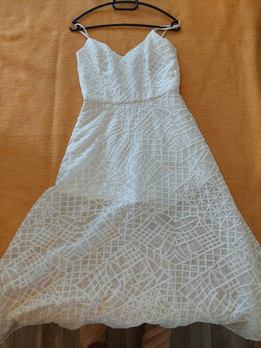 Бяла  елегантна рокля