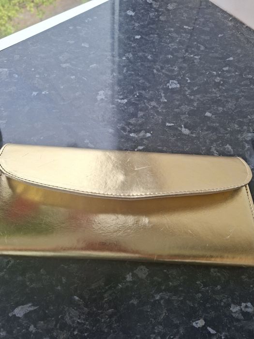 Sandale de ocazie și clutch-ul