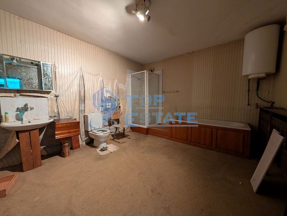 Масивна сграда за обществено обслужване в град Плачковци