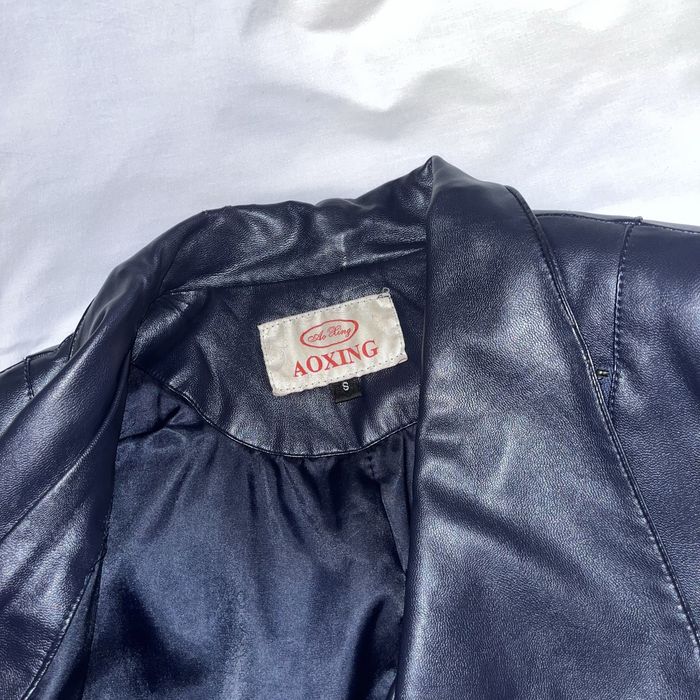 Темно-синяя кожаная куртка