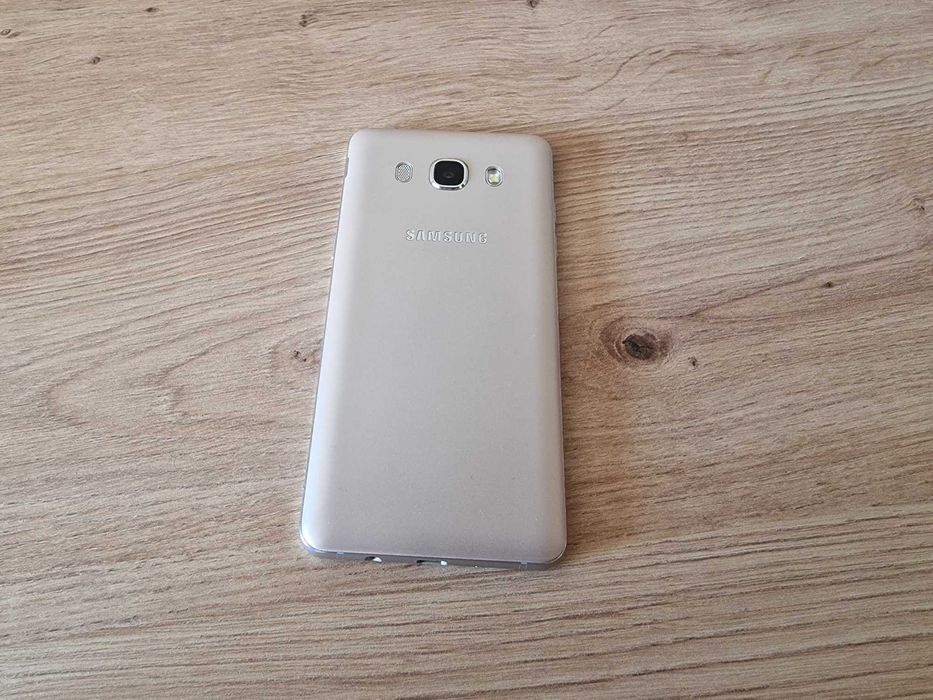 Телефон Samsung Galaxy J5
