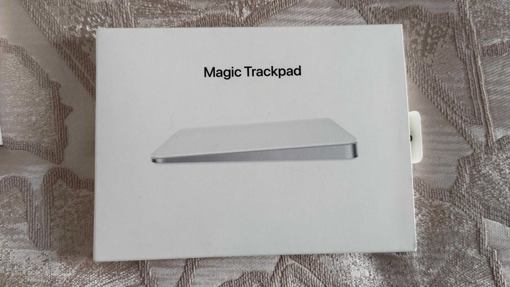 Монитор, перифирия "Apple", усилитель Wi-Fi, блок питания.